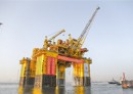 全球首座十萬噸級深水半潛式生產儲油平臺“深海一號”能源站在煙臺交付啟航